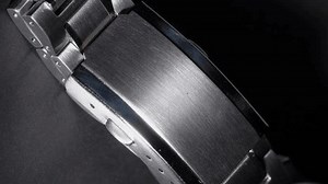 clip-3643055743-closeup-luxurious-stainless-steel-watch-band-reflecting