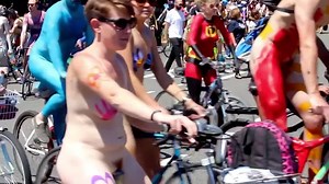 Fremont solstice nude bike parade seattle, washington нудисты сиськи грудь много голых женщин секс парад топлес трусы