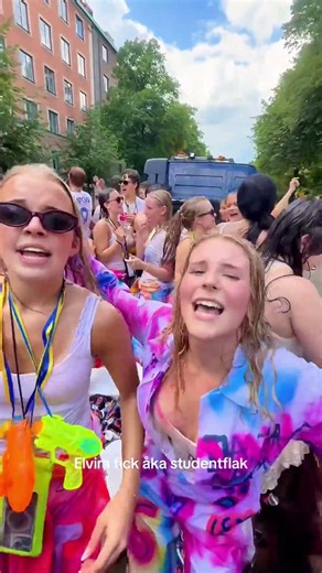 Elvira fick åka studentflak till slut😏