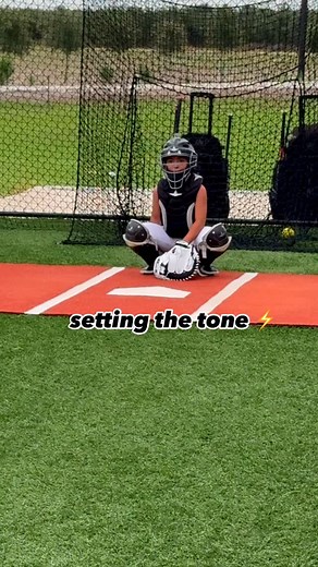 getting locked in diamondsatdailypark #smallgirlbigdreams #softballlife #softballsaturday #tournament #youthsports #girlpower #befearlessbeboldbeyou #shewearsallstar #makewaves #berelentless #softballcatchers #youngathletes #warmingup #thefutureisfemale #catcherlife #tinybutmighty #nextgen | Bella Carranco