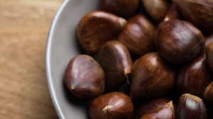 Fruits de châtaigne crus entiers non : vidéo de stock (100 % libre de droit) 3675210571 | Shutterstock