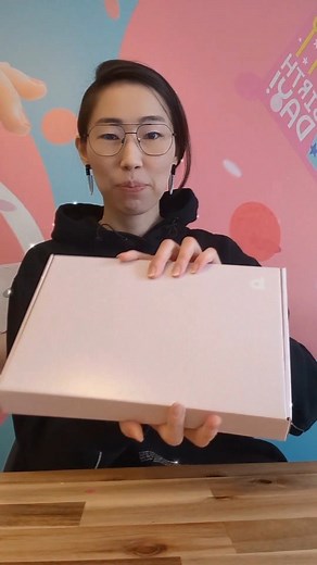 We were having a photoshoot with our awesome gift boxes and we decided to quickly show you what's inside some of the boxes! The actual presentation of the box is in fact much nicer, it's all professionally packed by our team. The cocktails are absolutely delicious and don't contain any nasties. The Love Cocoa chocolate is divine and the lip mask is perfect for Valentine's Day kisses! #valentinesdaygiftideas | boomf