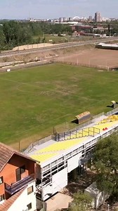 🏗 Radovi na stadionu 🟡🔵 RFK Novi Sad se bliže kraju, a „kanarinci“ će od naredne sezone ponovo koristiti domaći teren na Detelinari. • Radovi u se trenutno odvijaju u tri faze: radovi na tribini, na glavnom terenu i na pomoćnom terenu. Svi radovi trebali bi biti gotovi do 29. jula. 🎥 @gradskeinfo | Stadioni i Arene
