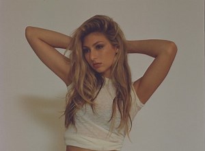 Blu DeTiger further teases her debut album on "Kiss"