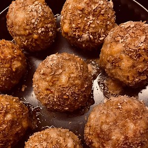 🎉 Woohoo! GEFELICITEERD aan onze Ballekes Battle winnaars!🍴🎉 Aan iedereen die meedeed: jullie zijn geweldig. Blijf koken, blijf rollen, en vooral: blijf genieten! 🥊👩‍🍳 Check de gif met enkele van de inzendingen en hopelijk tot volgend jaar Lekker van bij ons ! 😉 Maar... we hebben onze top 3! 👏 1. Katleen, met haar verrukkelijke gratin van prei en knolselderballetjes - wat een heerlijke combinatie! 2. Sofie, die ons verraste met haar geglaceerde meatballs, Asian style - zo smaakvol en ori