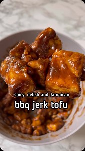 Authentic Jamaican Jerk Tofu 🤤😍🇯🇲 Such an easy dish perfect for a weeknight dinner & LOADED with flavour! The full recipe is on jessicainthekitchen.com 🌿 Comment “JERK TOFU” for the recipe to be sent directly to you or search Jerk Tofu Jessica in the Kitchen on Google! Ingredients: -1 block extra firm tofu -⅓ cup veggie broth -1 teaspoon bbq seasoning -1-2 teaspoon poultry seasoning, pretty much every poultry seasoning is vegan -1 to 1 ½ tablespoons cornstarch -⅓ cup bbq sauce -1 tablespoon