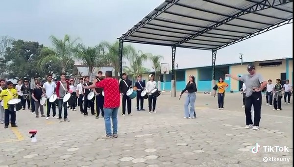Bailando con la Bastonera: Un Momento Divertido