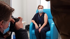 12K views · 254 reactions | Campanha começou logo pela manhã no Centro Hospitalar Tondela Viseu. Diretora dos Cuidados Intensivos foi a primeira a ser vacinada. | Jornal do Centro | Facebook