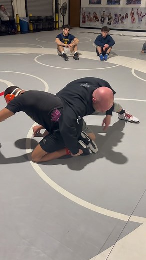 What do you do when you’re upside down?! Working on finding far ankle as our opponent splits the middle and lifts then exploring how to score from there. 📍 McDonough, GA 🎙️ @knarkill77 🤼‍♂️ @allenda1__ ⚪️ @dollamur | Compound Wrestling