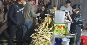Xe nước mía của người Việt 'gây sốt' ở Hàn Quốc, hàng dài người chờ mua