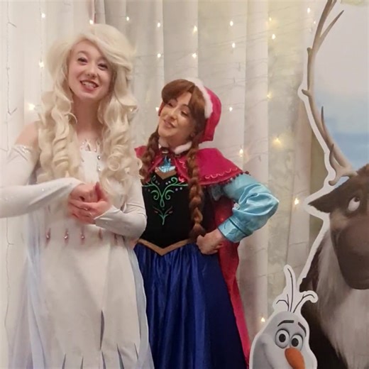 ❄️The Ice Sisters - Anna & Elsa are here at Plantasia Tropical Zoo all day today (Saturday 16th) and tomorrow (Sunday 17th December). Upgrade your zoo tickets for a festive experience with Wonderland photos and a gift for the little ones ✨🎁 ONCE UPON A CHRISTMAS TICKETS 👇 https://bit.ly/3KQ8QO4 ❄️ Mae'r Chwiorydd Iâ - Anna ac Elsa yma yn Sŵ Drofannol Plantasia drwy’r dydd heddiw (dydd Sadwrn 16eg) ac yfory (dydd Sul 17eg Rhagfyr). Uwchraddiwch eich tocynnau sw ar gyfer profiad Nadoligaidd gyda
