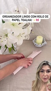 ✨ Transforme um rolo de papel toalha em um organizador incrível! Com essa dica simples e criativa, você pode fazer um organizador lindo e funcional para correntinhas, colares e pulseiras: 1️⃣ Encape o rolo de papel toalha com o papel de sua preferência. 2️⃣ Passe uma renda por dentro do rolo para formar uma alça. 3️⃣ Cole botões com cola quente na parte externa e use para pendurar seus acessórios. 💡 Uma ideia prática, charmosa e sustentável para deixar tudo organizado e bonito! 📌 Salve essa di