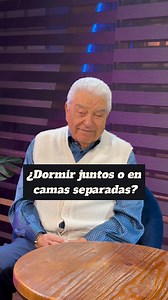 800K views · 23K reactions | ¿Dormir en camas separadas significa que algo anda mal? Los estudios dicen que no, que incluso puede fortalecer la relación si se hace con acuerdo y cariño. En mi caso, yo prefiero dormir acompañado —y soñar en el mismo equipo—. ¿Usted qué opina? ¿Se puede amar igual durmiendo separados? | Don Francisco TV | Facebook