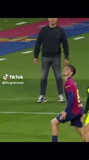 Los culés ven a Pedri en Liga y te lo pintan como el mejor centrocampista del mundo, luego en Champions ponen tuits como este y se preguntan por qué.En Liga acostumbran, aparte de pagar a los árbitros, a qué los rivales simplemente ✨miren✨ y claro, en Champions no.