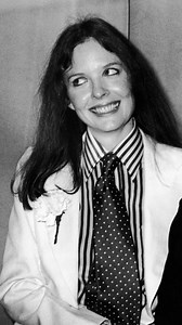 Aimer c’est souffrir ⚡️ Guerre et Amour, Woody Allen (1975) 🎥 Un film qui pastiche tout à la fois : Tolstoï, Dostoïevski, Bergman... et Woody Allen lui-même. Guerre et Amour est une comédie philosophique où un intellectuel peureux se retrouve enrôlé dans l’armée russe au temps des guerres napoléoniennes. Entre réflexion existentielle et farce burlesque, le film détourne les grandes figures de la littérature russe pour en faire un théâtre de la névrose moderne. En résulte un faux film d’époque,