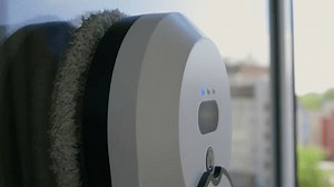 Ein weißer Roboterreifen reinigt ein Glasfenster: Stockvideos & Filmmaterial (100 % lizenzfrei) 3520926427 | Shutterstock