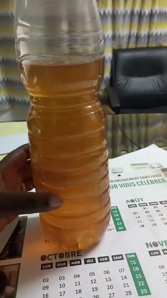 Comment faire la tisane détox ,effet coupe faim - faire bouillir 2L d eau - hors du feu, ajouter une a deux cuillères de la tisane - Laisser infuser et tiédir - ajouter le jus d un citron ( pas nécessaire pour ceux qui ne supportent pas le citron) - Renverser le tout dans une bouteille de 1,5L - Boire du matin a 12h - Prendre un grand verre bien tiède avant et apres le déjeuner La tisane devient votre eau Ci dessous la couleur 👇👇👇👇👇👇 Prix: 5000f 👇👇👇👇👇👇👇 | Tchinglin Minceur