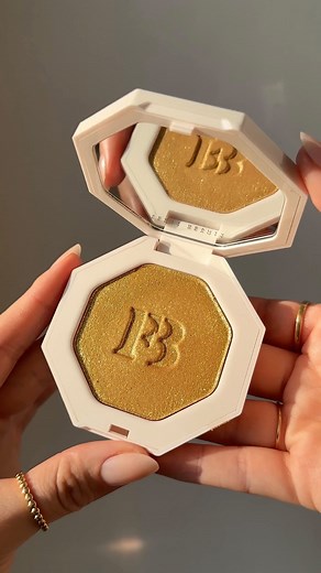 Killawatt Freestyle Highlighter by @fentybeauty ✨ Color: Trophy Wife / 3D Hyper-Metallic Gold. This longwear cream to powder formula instantly melts into skin and blends with almost zero effort. It goes perfectly with all skin tones and has a smooth and creamy texture! ⚡️ . . . #fenty #fentybeauty #highlighter #makeupforall #creamhighlighter #cleanmakeup #cleanbeauty #rihannafenty #makeup | Amber