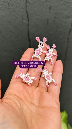 Coelho saltador de miçangas 🐇 bead rabbit . . . . #miçangas #coelhodemiçangas #acessórios #artesanato #feitoamao #accessories #bisuteria #hechoamano #handmadejewelry #beadwork #diy #rabbit | Grazi Cosmos Acessórios