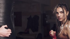 Красивая женщина пробивает боксерскую сумку с: стоковое видео (без лицензионных платежей), 24516779 | Shutterstock