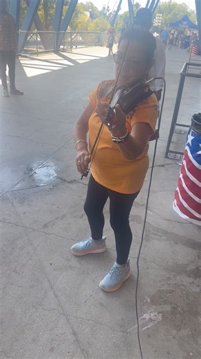 A lovely woman came up to me and said ‘nice playing, I’m a violinist too’ so I handed over my violin and said well now you gots play me something and she did!! 😂 Love spontaneous moments like this | Violin On Fire - Patrick