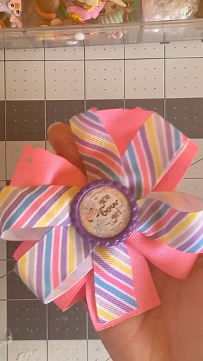 You "bow" girl ☺️#diy #bows #hairbows #hairbowtutorial #howto #ribbon #crafter #bowtutorials #ribbonbows #mommycraftsalot #bottlecaps #diybottlecap | Mommy Crafts A lot