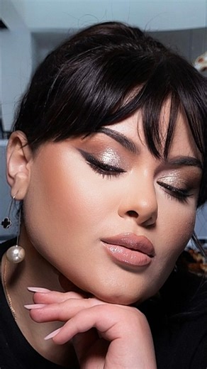 No red lips for Christmas? 🙈 Oh, no! Do not worry, another tutorial featuring the iconic Christmas red lip is coming! Stay tuned 👌🏻 #festivemakeup #christmasmakeup | LadyDyvine