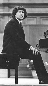 Prokofiev’s Suggestion diabolique Op. 4, No. 4 (1908) played by Andrei Gravilov in Lisbon. He regularly performs this piece as an encore. Gavrilov started to play the piano at 2 years old thanks to his mother Assanetta Eguiserian, a pupil of H. Neuhaus. Later, he studied at the Moscow Conservatory with Lev Naumov, another Neuhaus pupil. Gavrilov was 18 yeard old when he won the Tchaikovsky Competition in 1974. That year, he replaced Richter for a concert, it was a huge success that propelled his