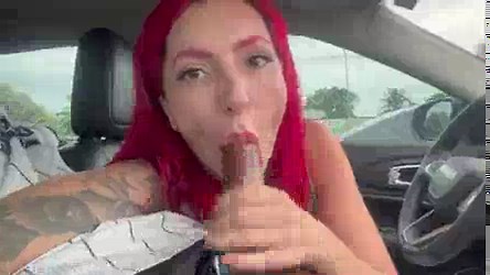 La mia matrigna mi ha dato un passaggio a scuola con UBER, la ragazza cattiva guidava e mi succhiava il cazzo finché non le ho messo il latte in bocca.