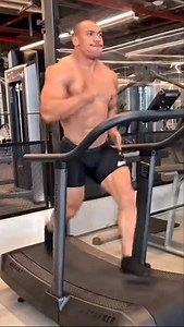 “Puedes tener pantorrillas fuertes, pero aun así correr con los talones tocando el suelo ❌. Esto sucede porque la clave del rebote no está solo en la fuerza muscular, sino en la rigidez (stiffness) y la pretensión del tobillo antes del contacto con el suelo. 👉 La rigidez adecuada permite que el sistema músculo-tendinoso almacene y libere energía elástica de forma eficiente, optimizando el ciclo de estiramiento-acortamiento (SSC). 👉 Sin pretensión, el tobillo colapsa, pierdes energía y tu carre