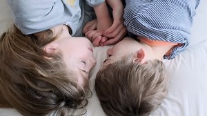 Bruder Und Schwester Schlafen Zusammen Auf Bett Im Schlafzimmer. Stock Video - Video von kindheit, zicklein: 181290481