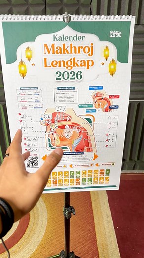 Kamu Bisa Upgrade Bacaan Al-Qur'anmu Dengan Ini Pengen pasti kan kamu bisa baca Quran dengan lancar, benar & tepat? Tenang sekarang udah ada solusi nya nih Kalender Makhroj Lengkap 2026 : 📌Lengkap materi untuk belajar Makhroj Huruf Hijaiyah 📌Mudah karena dengan Gambar Gambar Anatomi Tubuh 📌Ada Juga QR Code yang bisa di scan berisi Video Tutorialnya 📌Belajar Makhroj jadi lebih mudah & menyenangkan Yuk perbaikin bacaan Quranmu dengan dibantu kalender ini tunggu apa lagi? langsung klik aja link