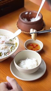 Nếm Lại Vị Tình Thân: Chén Canh Gà Gói Trọn Miền Ký Ức! Sài Gòn vào mùa mưa, những giọt mưa lạnh lùng hắt vào cửa kính. An, một kỹ sư phần mềm, lại kết thúc một ngày dài bằng một hộp cơm nguội lạnh. Giữa căn hộ đủ đầy tiện nghi, anh thấy mình như một chiếc ghe nhỏ cô đơn, lạc giữa dòng sông lớn nơi đô thị. Điều An thực sự thiếu không phải là tiền bạc, mà là sự kết nối, là cái hương vị thân thương đã bị lãng quên. Anh luôn nhớ về những ngày thơ bé, hình ảnh chợ nổi tấp nập, tiếng mái chèo khua nư