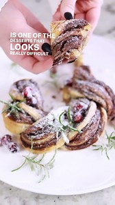 The Nutella puff pastry wreath is stunning for a Christmas or new year dessert. ➡️ Comment “recipe” or “link” for full printable recipe Link will be sent to your messages ✨INGREDIENTS ✨ * 1 sheet puff pastry (rolled into a long rectangle) * 1 cup Nutella * 1 egg ( water for wash) * Garnish: * Fresh Rosemary Sprigs * Fresh Cranberries * 4 tbsp sugar * 1 tsp fresh lime juice #puffpastry #nutellapastry #wreathpastry #nutellawreath #easyrecipeideas #easyappetizers | Homemade Food Junkie