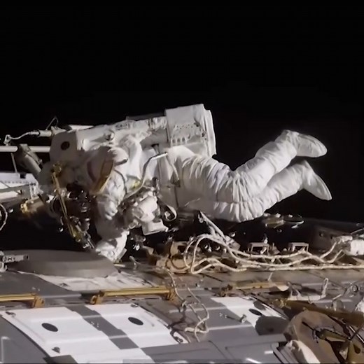 🇫🇷✨✨✨ Thomas Pesquet ✨✨✨🇫🇷 ▶️ De l'ISS à la Lune : le monde de Thomas Pesquet, un documentaire inédit à découvrir ce lundi à 21h10 sur RMC Découverte et RMC BFM Play ➡️ 👨‍🚀 Dans l'espace tout est plus dangereux, nos repères sont perturbés par notre non adaptation à l'apesanteur... Alors imaginez si vous étiez lâché en plein milieu du vide intersidéral 🎥RMC Découverte © | Fan de l'ISS - Station Spatiale Internationale