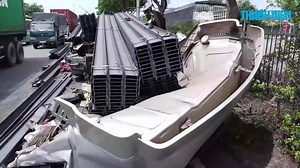 51K views · 146 reactions | Tài xế chắc HOẢNG lắm! #video #tngt #xecontainer https://video.thanhnien.vn/thoi-su/sau-cu-thang-gap-tai-xe-xe-container-gay-chan-va-mac-ket-trong-cabin-110585.html?io_utm_social=fanpage | Báo Thanh Niên | Facebook