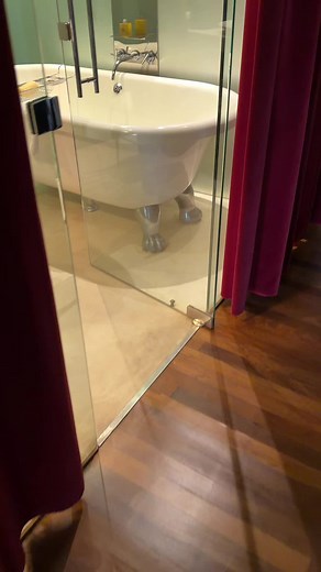 Alguien piensa que tiene un lado en el baño… quien le dice🤣 Al final saco cosas no aptas para menores🫠🤣 #buenasbuenas #foryoupage #foryou #hotelcronicals