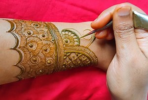 11K views · 445 reactions | Full hand mehndi design || Back hand mehndi tutorial || Gorgeous mehndi design #fullhandmehndidesign #backhandmehndidesign #gorgeousmehndidesign #bridalmehndidesign #bloomingideas #mehndidesign #hennadesign #mehnditutorial #hennatutorial #hennavideos #mehndivideos #hennaartist #mehndiartist #hennaart #mehndiart | Blooming ideas | Facebook
