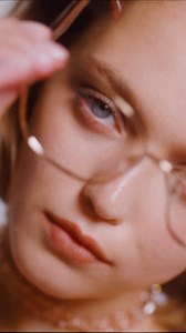 Viktor&Rolf Vision ✨ Ieder montuur kenmerkt zich door aandacht voor detail, met een gedurfde en artistieke visie op mode 👓 Beschikbaar in al onze winkels en online. Klik op de link in de bio voor de hele collectie 🔗 #LoveGlasses #Specsaversnederland | Specsavers Nederland