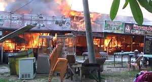 BREAKING NEWS Puluhan Kantin di Taman PKK Bangko Terbakar  - Tribunjambi.com