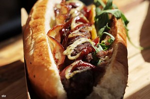 28. maj je mednarodni dan hamburgerjev, ki so priljubljena jed tudi v Sloveniji. Na Pogačarjevem trgu v Ljubljani ob tej priložnosti poteka kulinarična prireditev Pivo & Burger Fest. Letos se predstavlja 22 ponudnikov burgerjev in 17 ponudnikov piva in ciderja iz vse Slovenije, prvič pa gostijo tudi pivovarja iz sosednje Hrvaške. #STAvideo Pivo & Burger Fest | Slovenska tiskovna agencija STA