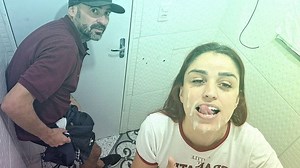 ¡Follada por un desconocido en el baño de un bar sin condón!