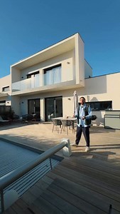 NOUVELLE PÉPITE! C’est sur la commune de Perpignan, dans un secteur calme et recherché que tu trouveras cette rareté à la vente. Avec une construction soignée, des matériaux de choix, des équipements supérieurs et une luminosité frappante, elle sera parfaitement adaptée à une famille de 4 personnes ou à un couple de personnes âgées grâce à son absence d’entretien et sa suite parentale en rez-de-chaussée. 🏠 @dv_immo 🎥 @studiomabiche #immo #immobilier #home #maison #modern #contemporary #art #re