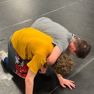 Side headlock counter. Won’t always finish to the back but should get you out. The bigger the tripod the better. #purlerwrestling #purlerwrestlingacademy #purlertrained #wrestling #bjj#collegewrestling #youthwrestling #highschoolwrestling #wrestlingtechnique #ncaawrestling #freestylewrestling #uww #Purlerwrestling | Purler Wrestling