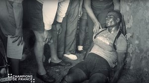 Wein streckt den Tour-Ausreisser derart nieder, dass er in die falsche Richtung fährt