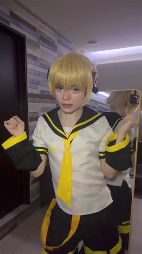 Kagamine Len Femboy Cosplay