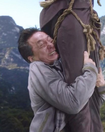 Jackie Chan's CRAZIEST Cliff Stunt?! 😱 The 10,000ft Escape in Skiptrace#movie #film