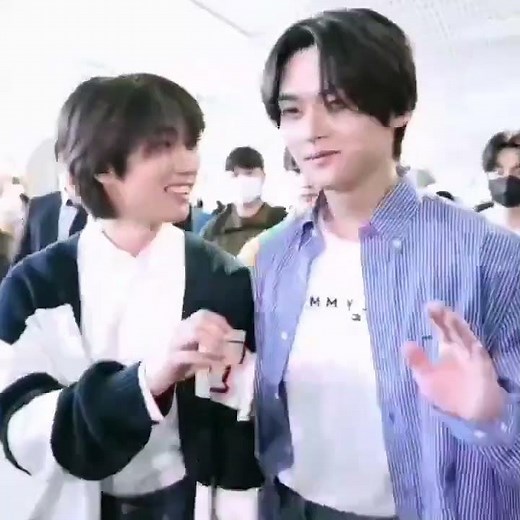 a mini compilation of jisung (gay) slapping minho