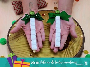 Día 6: ¿Sabes que todos tenemos chatarra electrónica en algún rincón de la casa? Los celulares, computadoras, accesorios electrónicos y hasta los teclados, también se pueden reciclar. Por eso, hoy en el sexto día de los #12DíasDeZeroWaste, te mostraremos cómo hacer un adorno navideño para tu árbol usando un teclado en desuso. Es fácil, económico y divertido pues tendrás que escoger la palabra que quieras formar. ¿Qué necesitas? ✨ Un teclado de computadora ✨ Paleta de madera pequeña ✨ Cinta decor