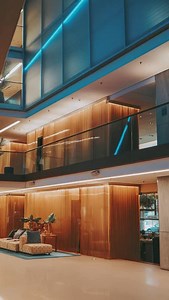 Genug vom Hamburger Regen? Kein Problem – bei uns im SIDE Design Hotel findet ihr gemütlichen, stilvollen Schutz vor dem Schmuddelwetter! 🛋️☕️ Ob in unseren liebevoll gestalteten Suiten oder im Poolbereich – hier könnt ihr abschalten, auftanken und den Hamburg-Sommer von seiner schönsten Seite genießen. 🏊‍♀️✨ #sidedesignhotel #hamburgregen #hotelvibes #staycation #sommerinhamburg #designhotel #urbanescape | SIDE Design Hotel Hamburg